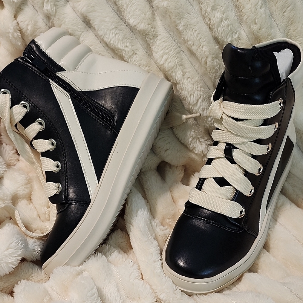 Stylish Black and White Women's High-Top Sneakers - Picture 2 of 6